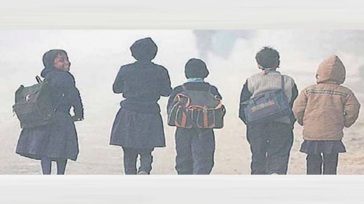 Bihar News : स्कूलों के फिर बदले समय, डीएम ने लगाई आठवी कक्षा तक शैक्षणिक गतिविधियों पर रोक