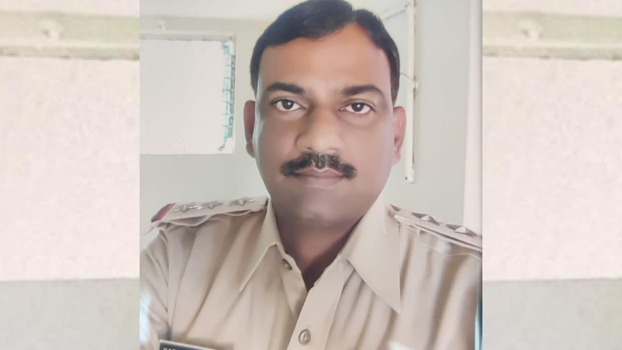 Dhar News: The body of an inspector posted in Khargone was found in a Dhar hotel, with blood stains in room