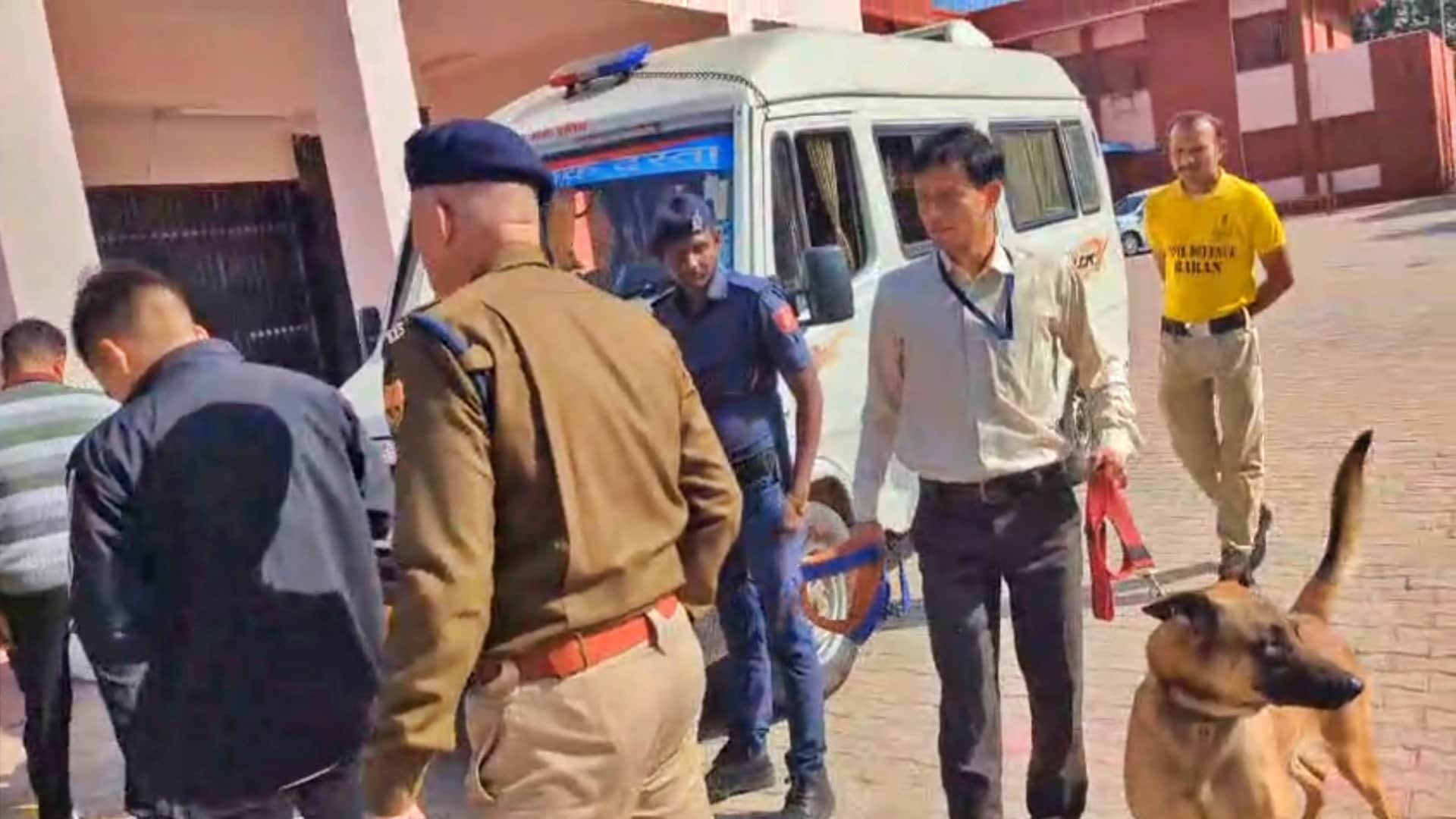 तलाशी अभियान में जुटी पुलिस टीम