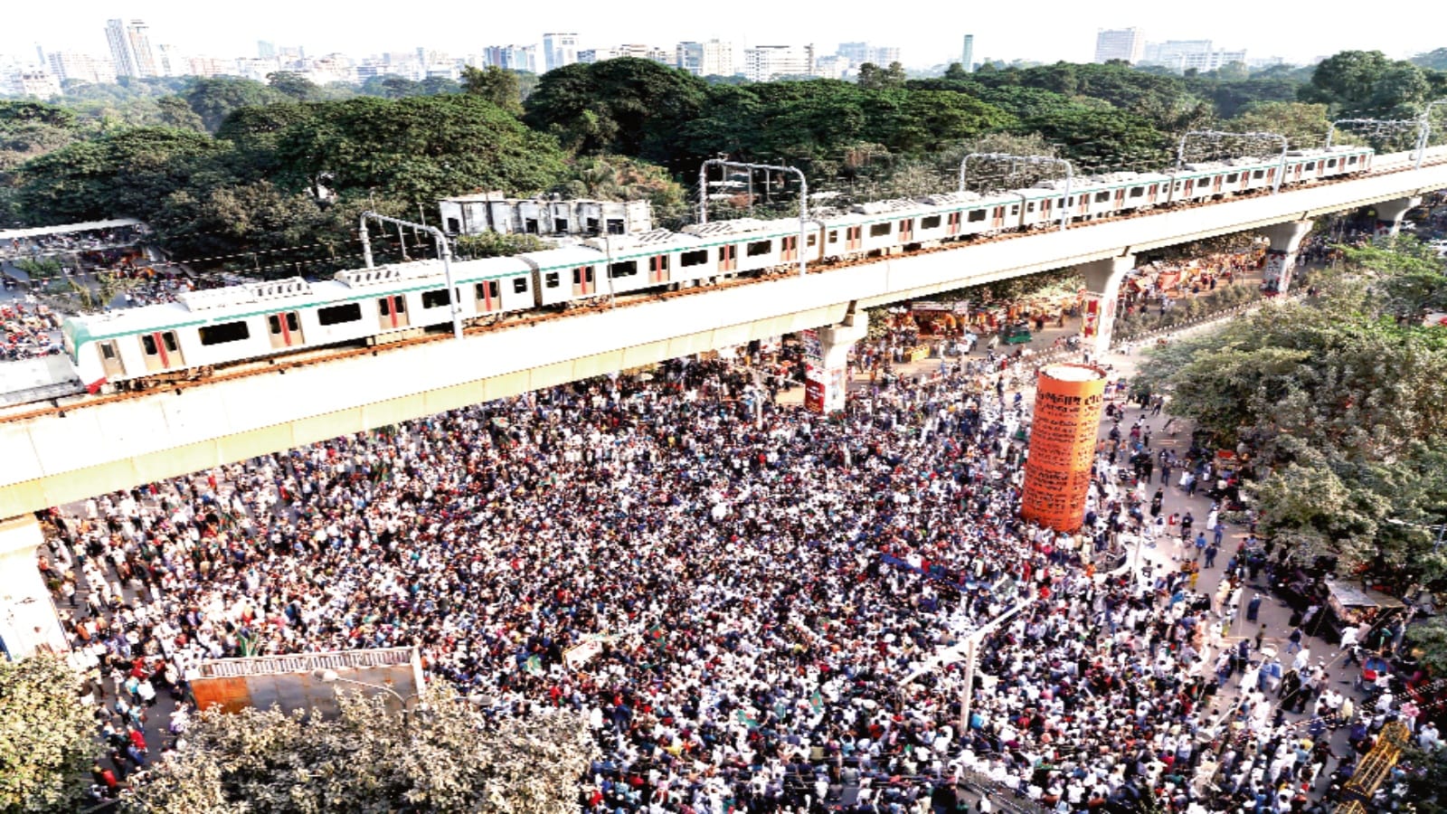 उस्मान हादी की मौत पर ढाका में न्याय मांगते हुए समर्थकों का हुजूम। File Photo