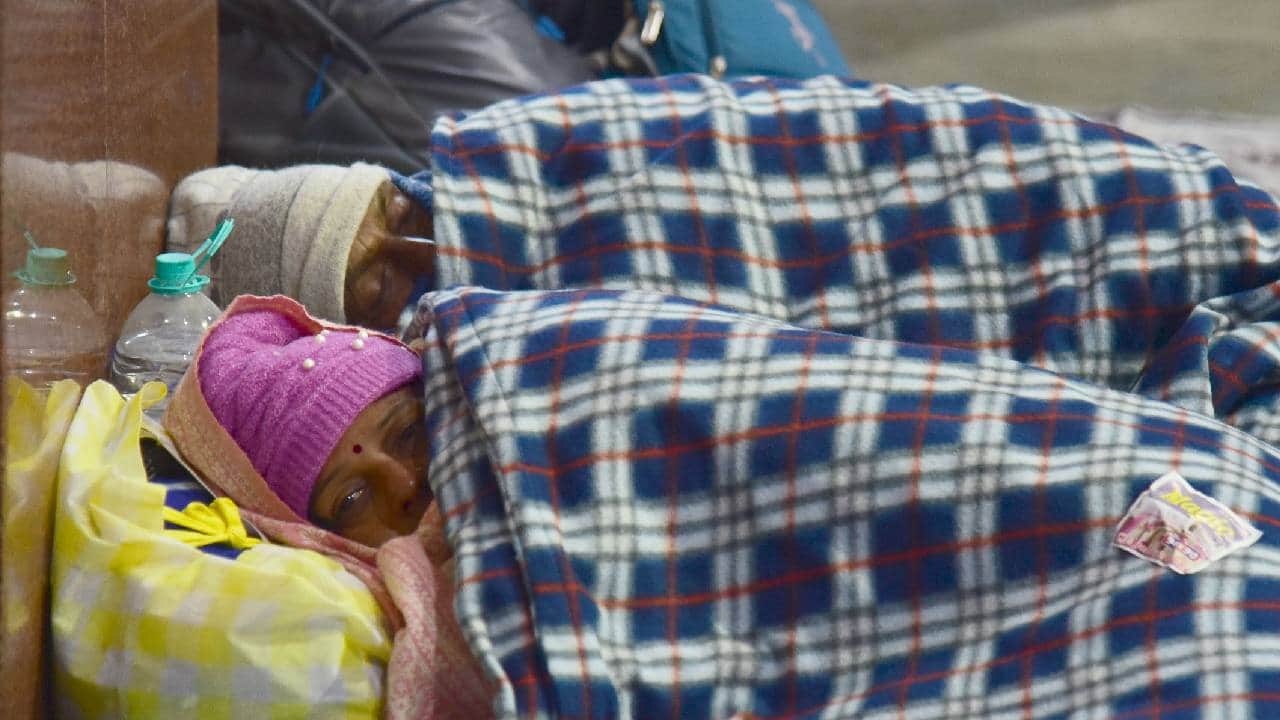 Passengers shiver in the cold: The harsh winter weather... people leave their homes with blankets, forced to s