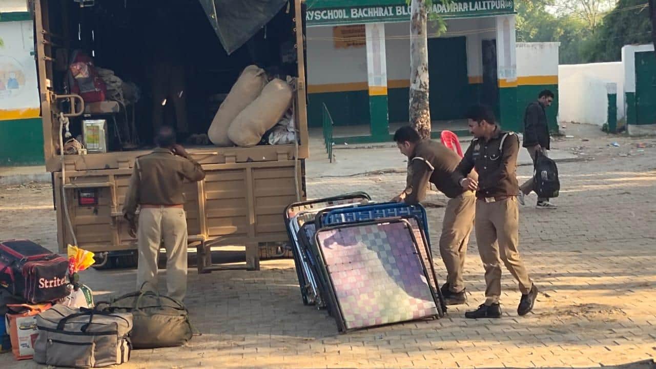 गांव में पहुंचा पुलिस बल