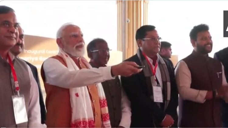 PM Modi in Assam: पीएम मोदी ने गुवाहाटी एयरपोर्ट के नए टर्मिनल भवन का किया उद्घाटन, बोले- आज विकास का उत्सव है