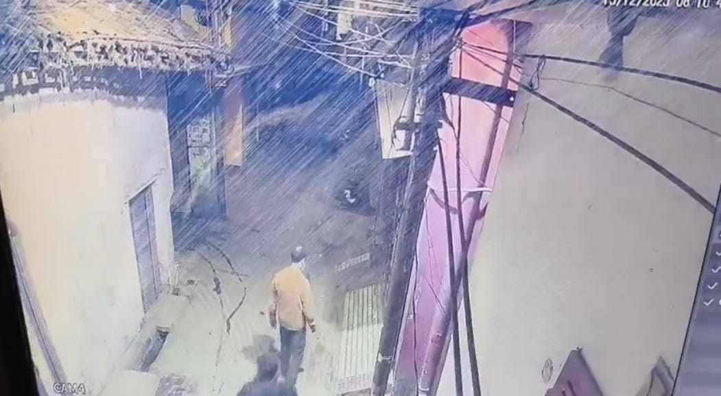 Bihar Crime: A man was injured after being beaten with bricks and stones while under the influence of drugs