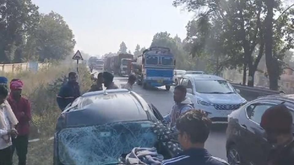 हादसे में कार के उड़े परखच्चे