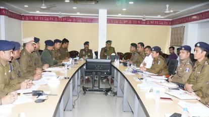 Review meeting of IG and SSP in Raipur, emphasis was laid on early disposal of pending cases and drug control