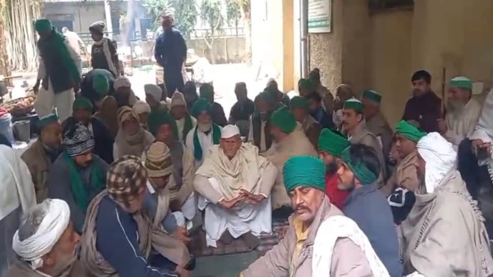 Meerut: BKU Protest Continues for Sixth Day at Ganna Bhawan Meerut Amid Severe Cold