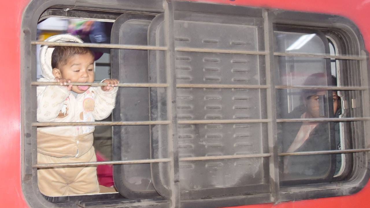 Passengers shiver in the cold: The harsh winter weather... people leave their homes with blankets, forced to s