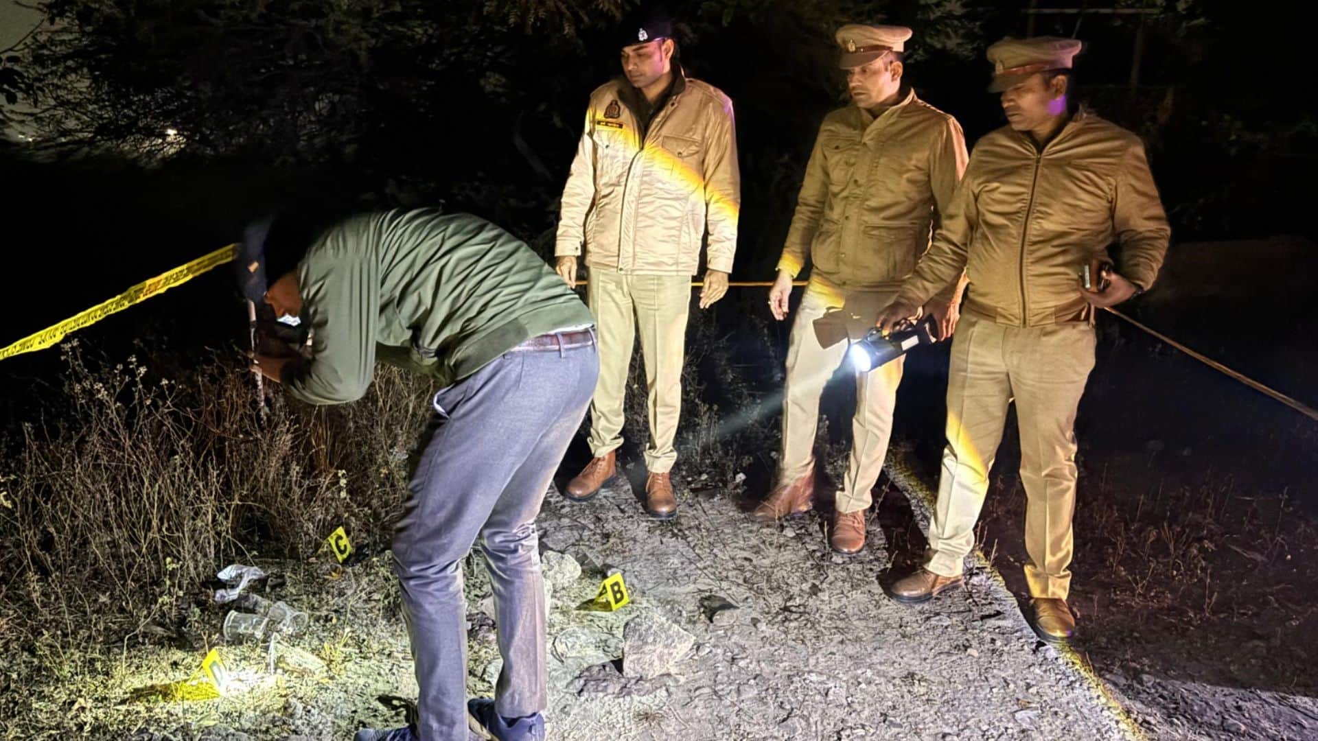 मौके पर छानबीन करती पुलिस