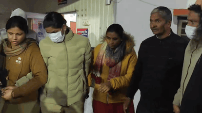 anti-corruption team caught Pink Booth in-charge and head constable accepting bribe of 50000 rupees