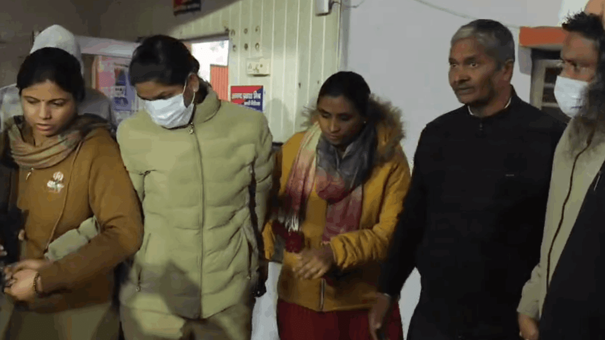 anti-corruption team caught Pink Booth in-charge and head constable accepting bribe of 50000 rupees