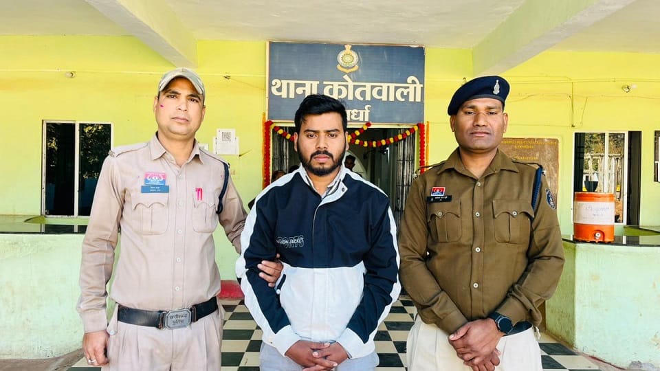 पुलिस की गिरफ्त में आरोपी