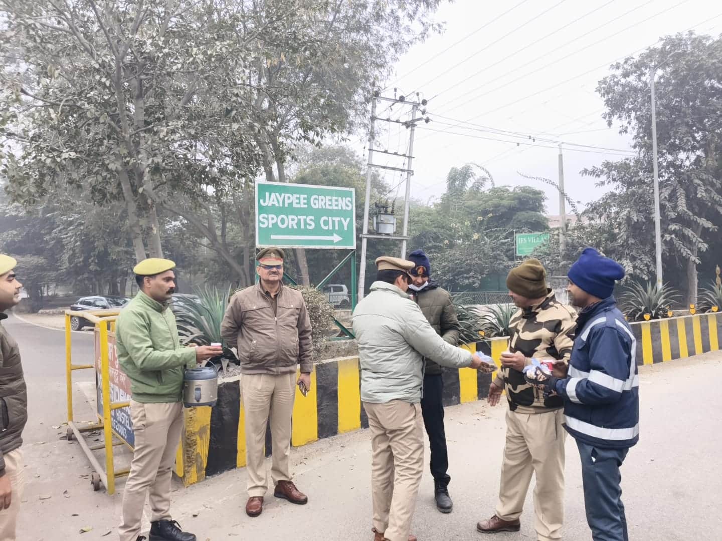 Noida Police takes a big step in view of cold Policemen get tea twice a day