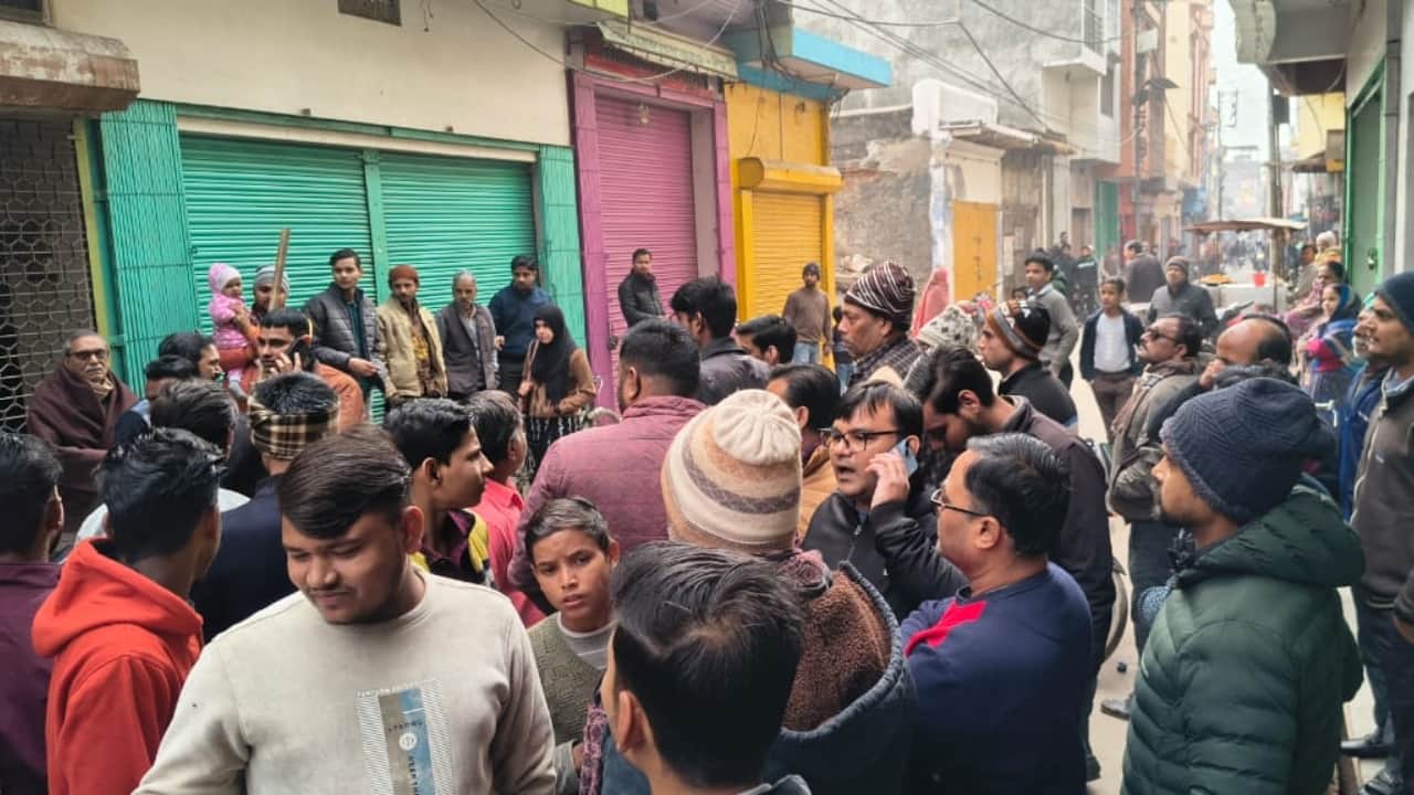 हंगामे के बाद मौके पर जुटी भीड़