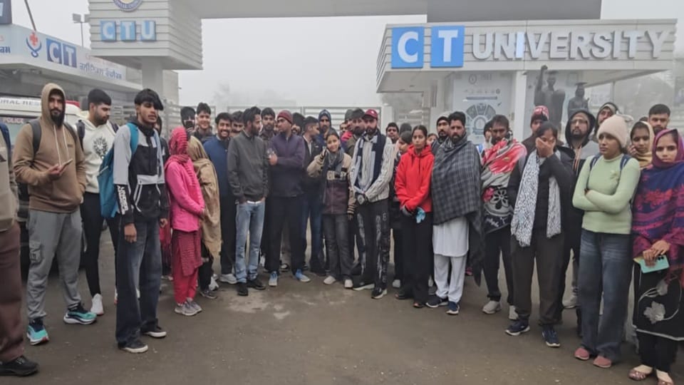 यूनिवर्सिटी पहुंचे उम्मीदवार