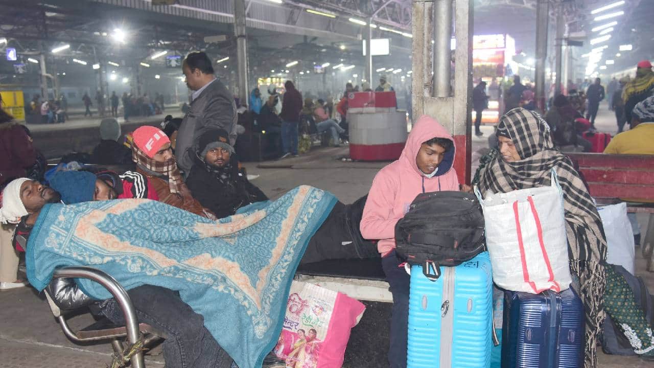 Passengers shiver in the cold: The harsh winter weather... people leave their homes with blankets, forced to s