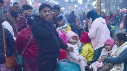 Passengers shiver in the cold: The harsh winter weather... people leave their homes with blankets, forced to s