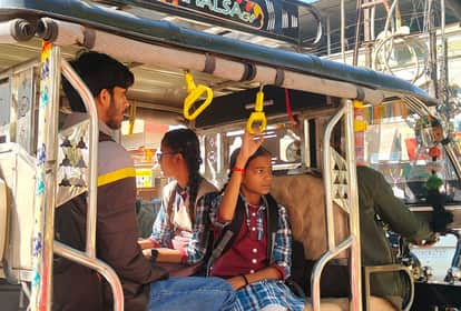 Indore News: Rules and regulations ignored, e-rickshaws carrying school children despite ban