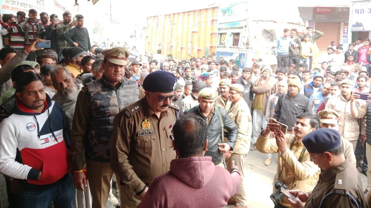 पीड़ित व्यापारी से जानकारी करते एसएसपी