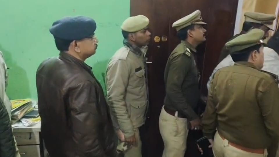 jeweler bludgeoned his two sons with a brick In Kanpur killing younger one then he suicide