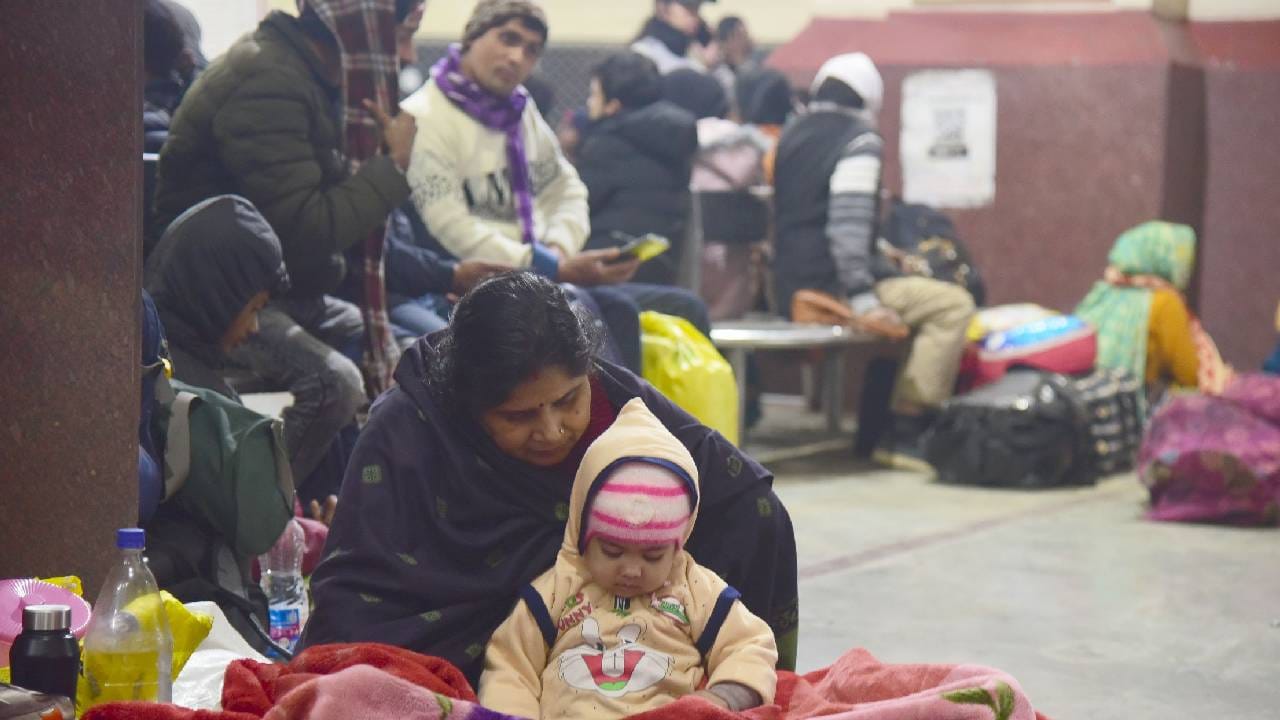 Passengers shiver in the cold: The harsh winter weather... people leave their homes with blankets, forced to s