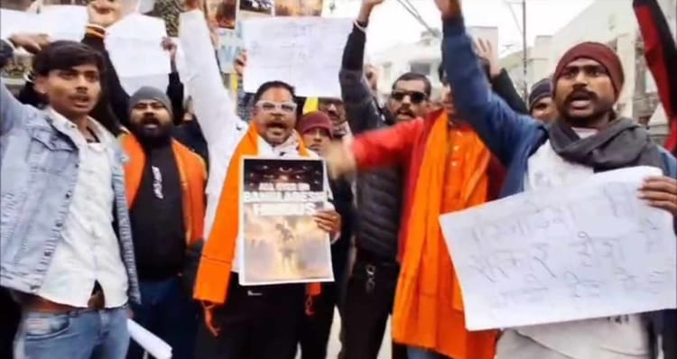 Bihar News: बांग्लादेश में हिंदुओं पर अत्याचार के खिलाफ सड़कों पर उतरे संगठन, दरभंगा में जोरदार प्रदर्शन