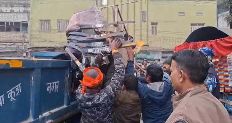 Bihar News: भागलपुर में अतिक्रमण पर प्रशासन का कड़ा प्रहार, लोहिया पुल से ततारपुर तक सड़कों को कराया गया खाली