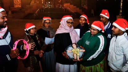 छावनी में कैरोल गाती महाचर्च की मंडली।