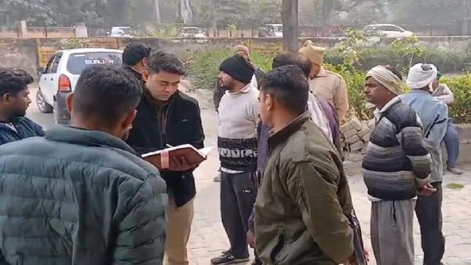 Meerut: Eucalyptus tree being cut in the field fell on a moving buggy, elderly farmer died painfully
