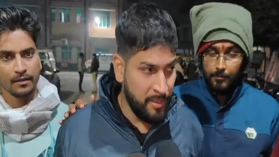 घटना की जानकारी देता युवक