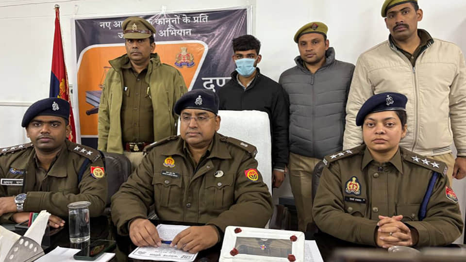 घटना का खुलासा करते एएसपी व सीओ सिटी