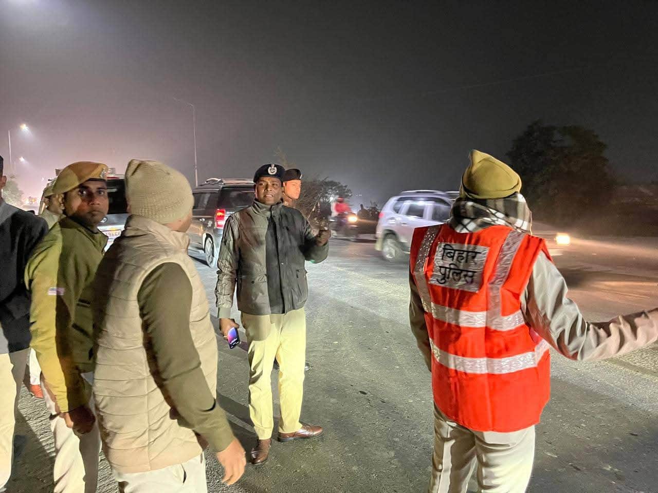 घटना स्थल पर मौजूद पुलिस बल।