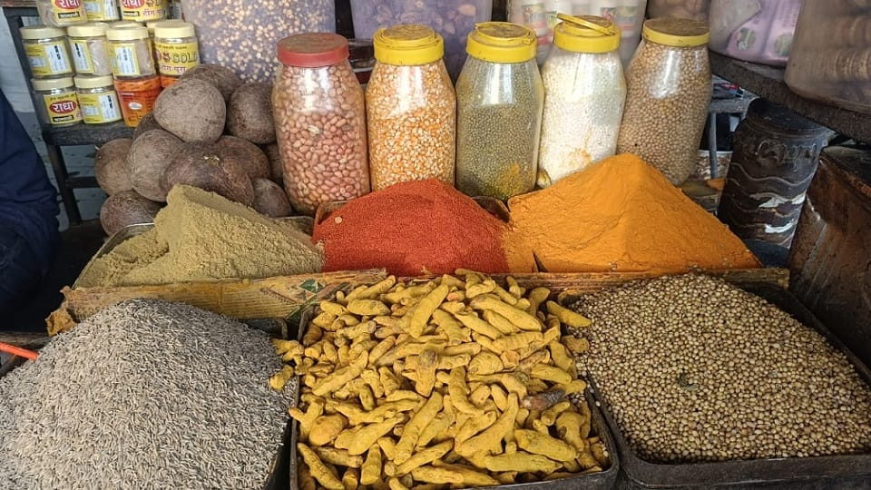 हाथरस शहर की एक दुकान पर सजे मसाले