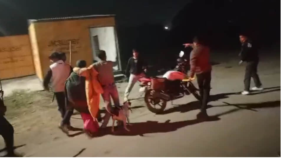 ईदगाह के पास दो पक्ष मारपीट करते हुए