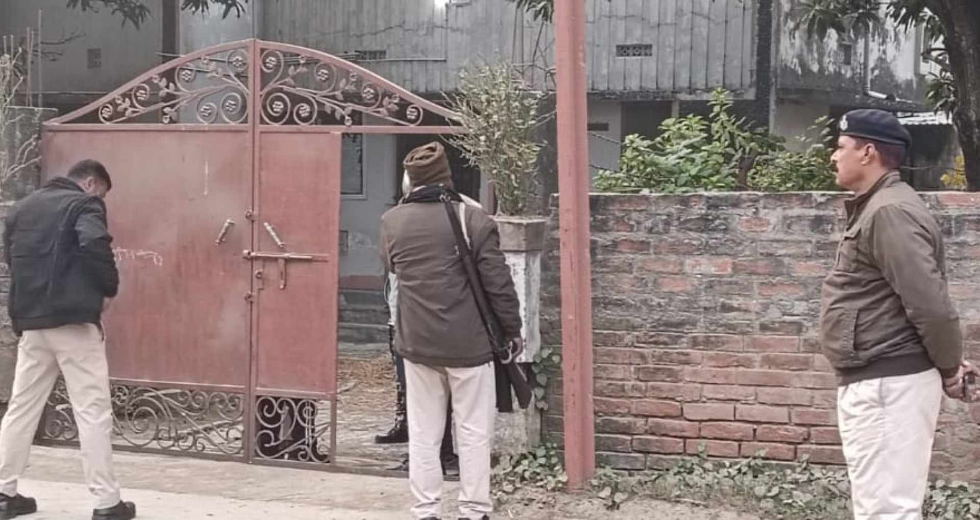 जांच करती पुलिस