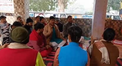 Fatehpur Religious protest by priests over deplorable condition of cow shelters reciting 108 Hanuman Chalisa