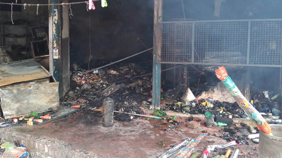 किराना दुकान में लगी आग