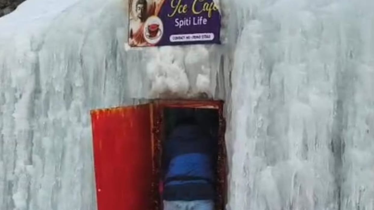 Himachal A unique cafe made of snow has been created in Lingti Spiti