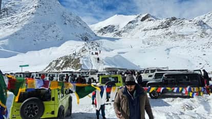 Himachal Weather North India dense fog and severe cold snowfall in Rohtang Baralacha and Shinku La pass