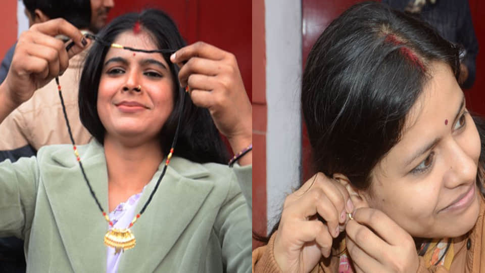 मंगल सूत्र व कान के बाले उतार कर परीक्षा देने जाती परीक्षार्थी