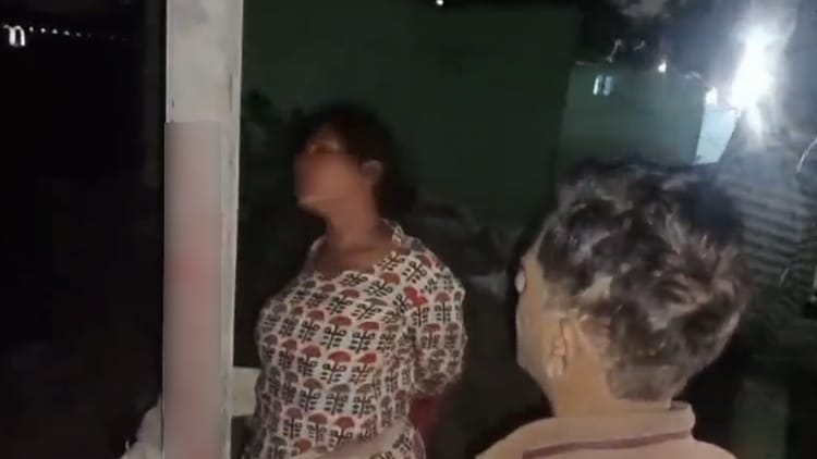 धर्मनगरी में इंसानियत शर्मसार: मानसिक रूप से कमजोर महिला को खंभे से बांधकर पीटा, छह के खिलाफ एफआईआर दर्ज