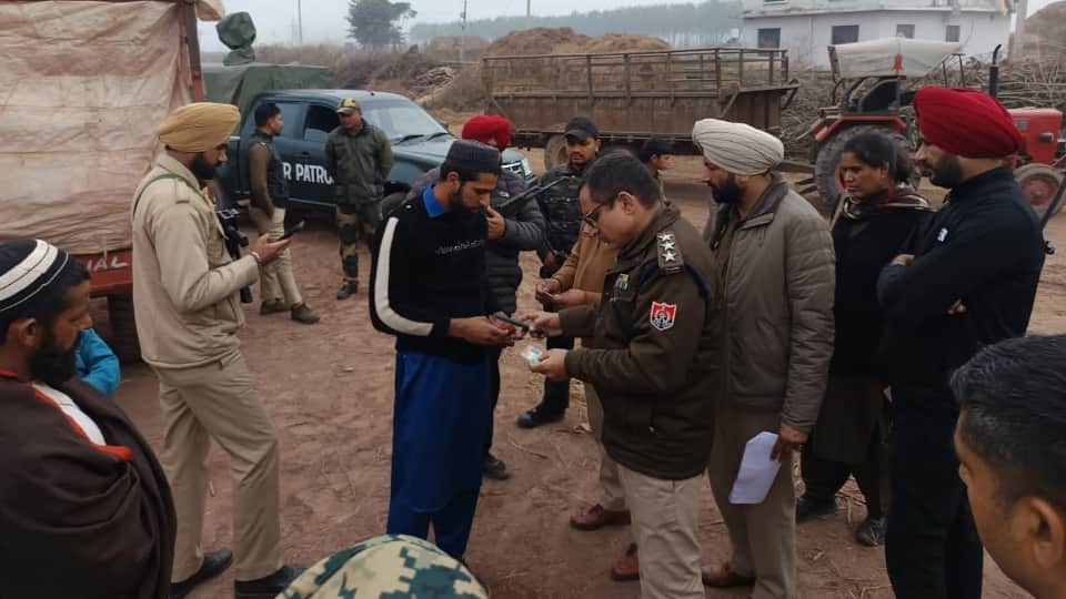 पठानकोट बॉर्डर इलाके में उज्ज दरिया के पास रहने वाले, बाहरी राज्यों से आए लोगों की ID चेक करती पुलिस