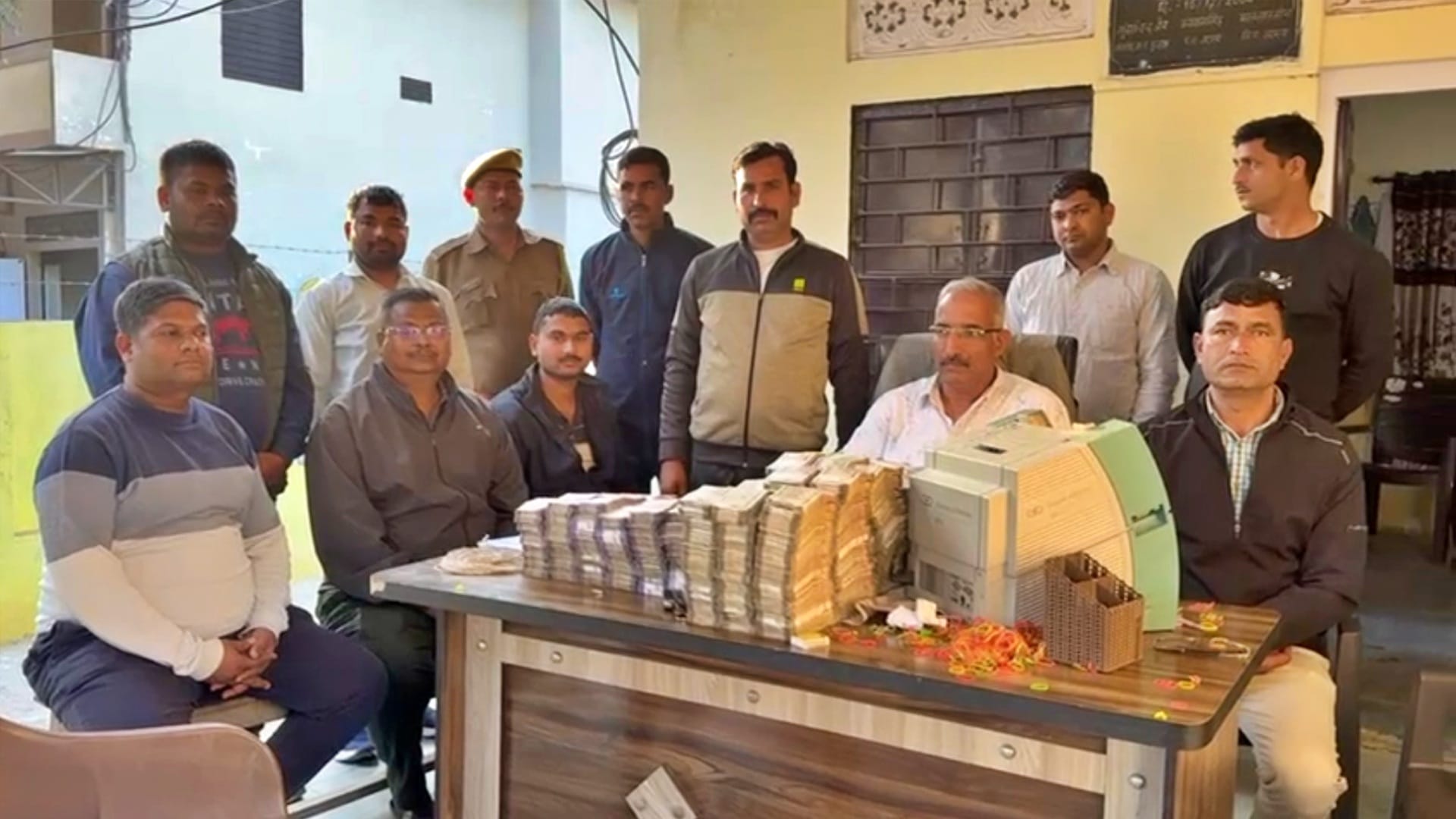 पुलिस नाकाबंदी में कार से बरामद हुई भारी मात्रा में नकदी