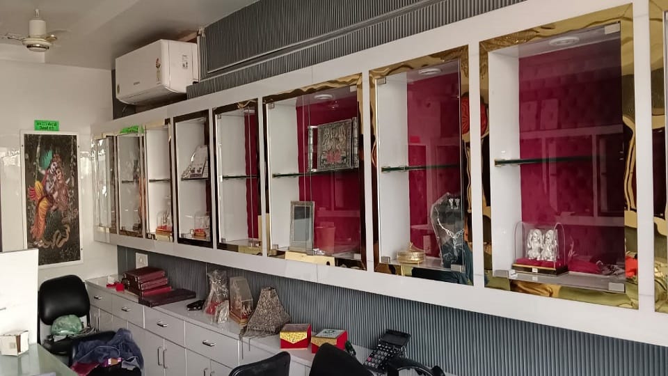 Gold and silver jewellery stolen by cutting the wall of a jewellery showroom in Haldwani