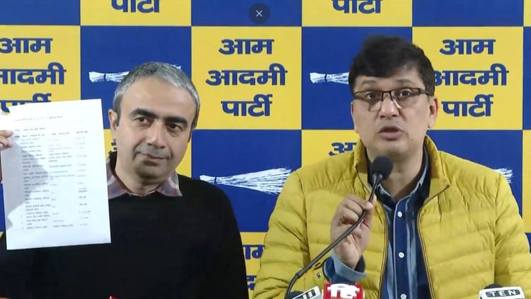 50 करोड़ खर्च पर आप का कटाक्ष: 'पीएम की रैली में लगाया गया प्लैटिनम का कमोड, शूटिंग के लिए बनवाया नकली स्कूल'