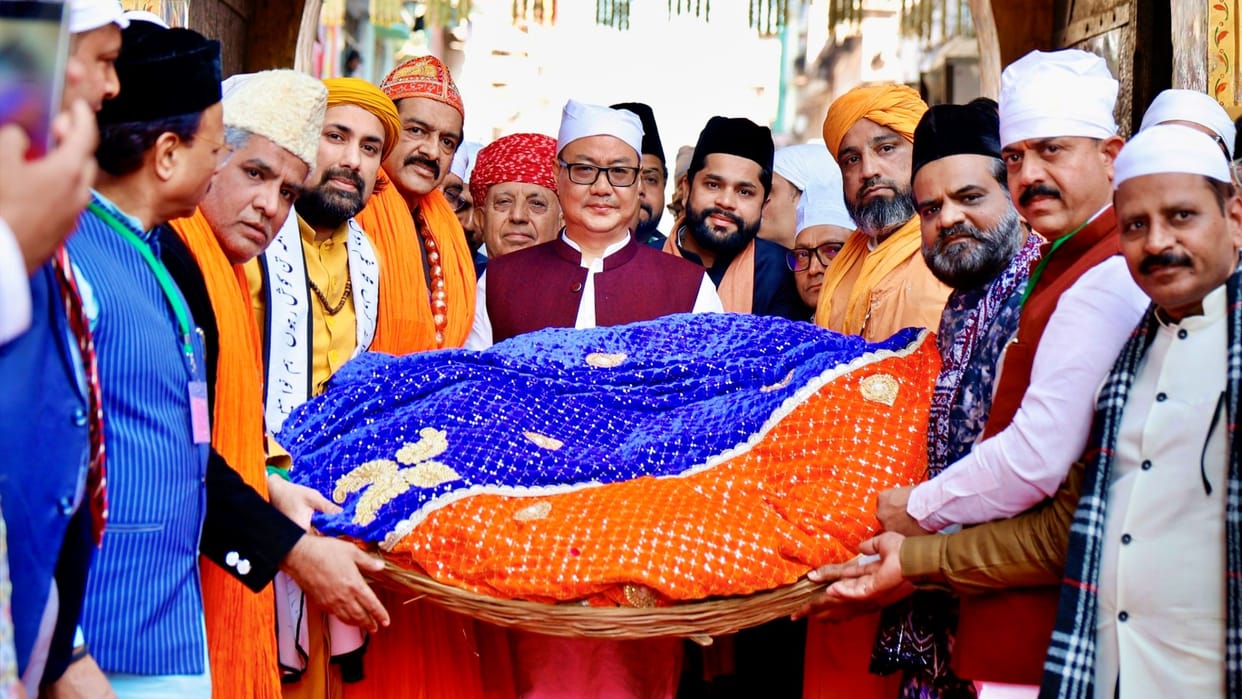 Ajmer: Kiren Rijiju offered a chadar at Dargah, welcomed with traditional turban ceremony on 814th Urs