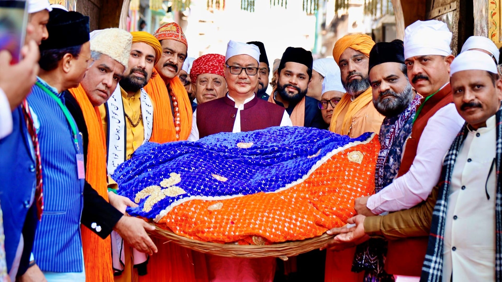 अजमेर दरगाह में केंद्रीय मंत्री किरेन रिजिजू ने पेश की चादर