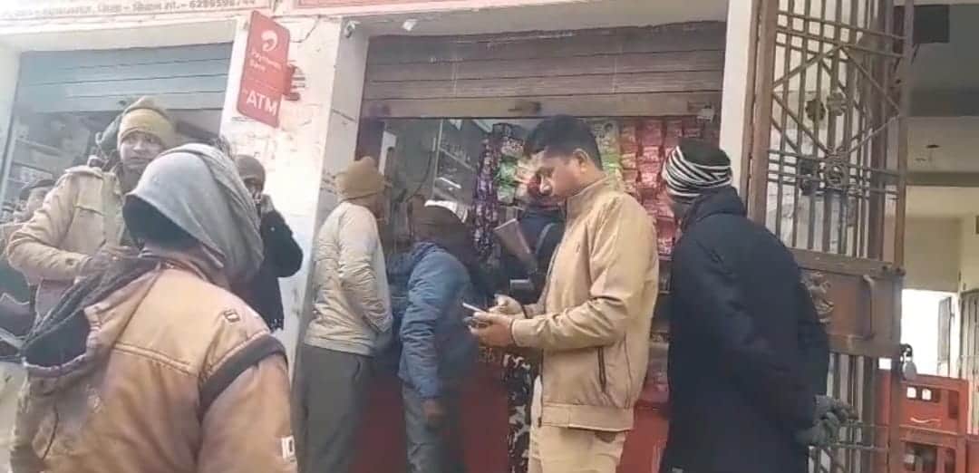 बाहर जमा भीड़