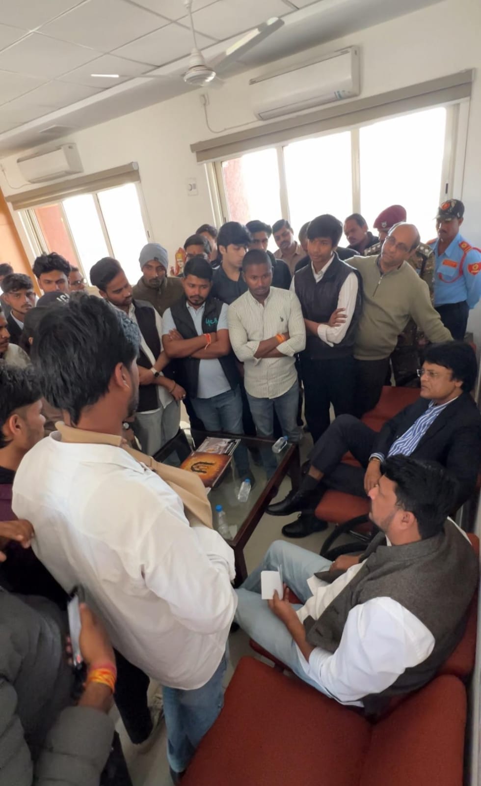 Bhopal News: Students protest against the suspension of exams at MCU; NSUI raises academic and health-related