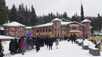 Heavy snowfall wreaks havoc in Kashmir, Mughal Road and Bandipora-Gurez road closed.